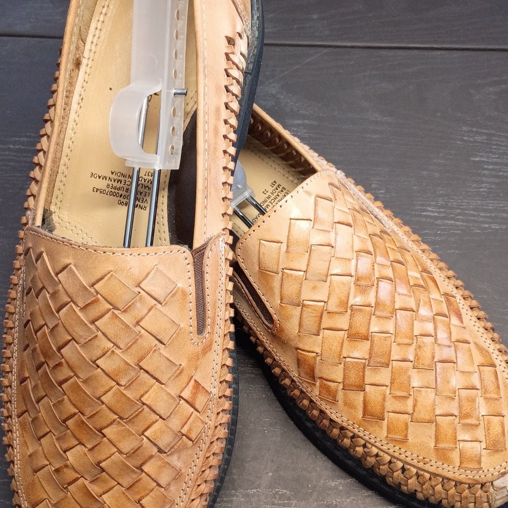 Deer Stags Light Brown Woven Men's 10M Slip-Ons. Nice Pre-owned Condition.